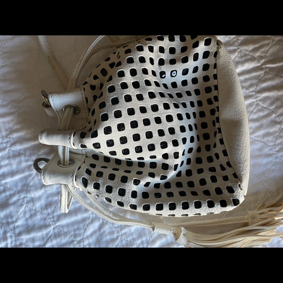 🎀🎀Boho handbag by Carlos Santana. Off white/brownish gold. Great condition - Picture 6 of 11